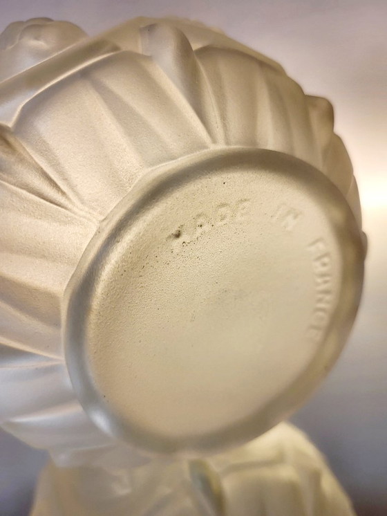 Image 1 of Art-Deco-Vase aus mattiertem Pressglas mit Blumendekor, wahrscheinlich 1940er Jahre, Frankreich