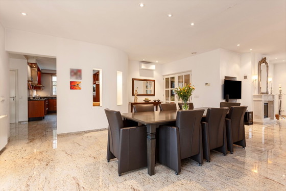 Image 1 of Beautiful dining set with 8 leather chairs, 2.80 meters long.