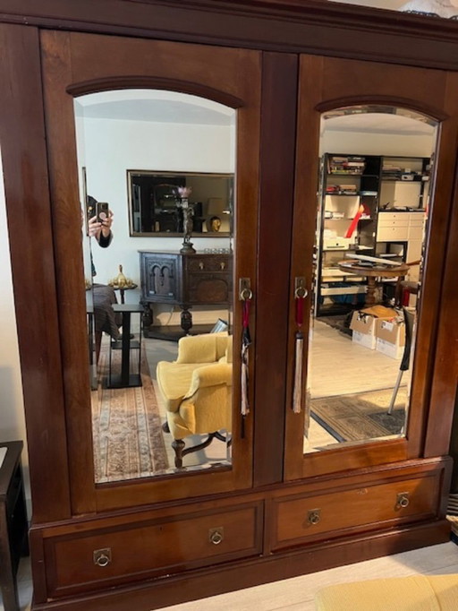 Mobile alto antico in mogano con specchi tagliati