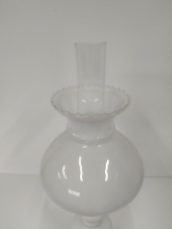 Image 1 of Lampe à huile ancienne vintage en verre opale (convertie).