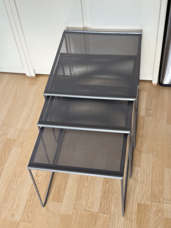 Image 1 of Ensemble de 3 tables gigognes vintage postmodernes en acier perforé, années 1980