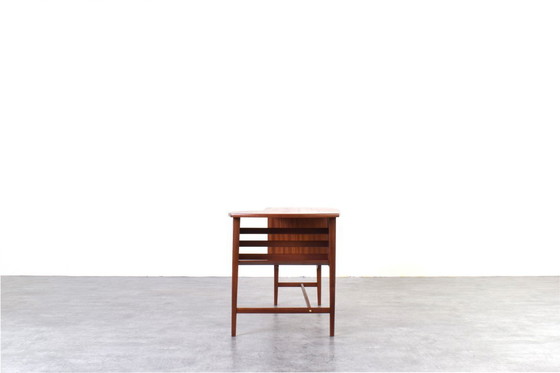 Image 1 of Mid Century Nierenförmiger dänischer Teak-Schreibtisch, 1960er Jahre.