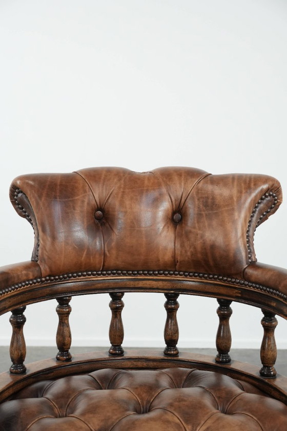 Image 1 of Cognac kleurige rundleren chesterfield bureaustoel/ captains chair in Engelse stijl