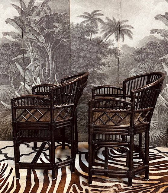 Image 1 of BRIGHTON EETHOEK …. 4 EETKAMERSTOELEN MODEL PAVILION EN TAFELPOOT MET ROOKGLAZEN BLAD CRESPI STYLE