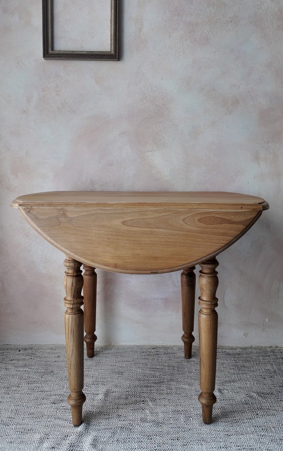 Image 1 of Mesa pequeña redonda plegable de madera de haya: encanto rústico.