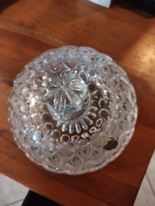 Le porte-bonbons en cristal au plomb est produit par la marque allemande Nachtmann.