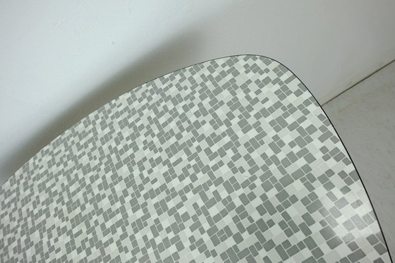 Image 1 of Mesa de centro de tres patas de los años 50 con tablero de formica y patas cromadas inclinadas.