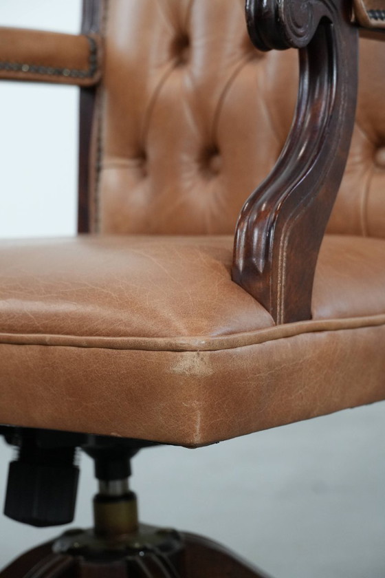 Image 1 of Rundleren en houten swiffel en tilt chesterfield bureaustoel in Engelse stijl op wieltjes