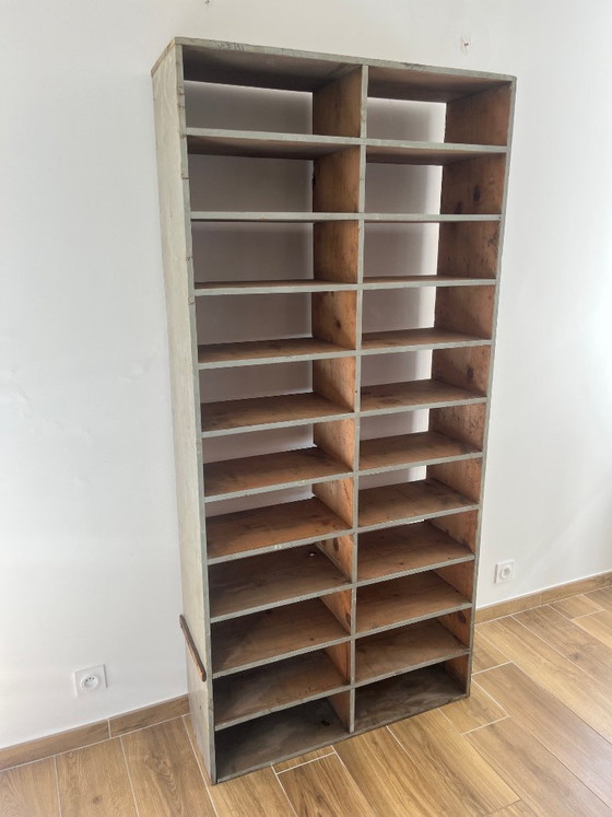 Image 1 of Großer antiker Werkstattschrank mit patinierten Holzfächern, 20. Jahrhundert.