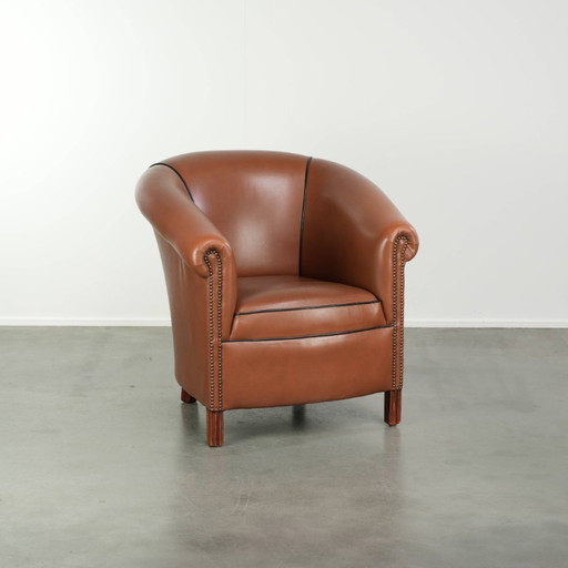 Mooie Engelse rundleren clubfauteuil met een luxe afwerking en een goede uitstraling