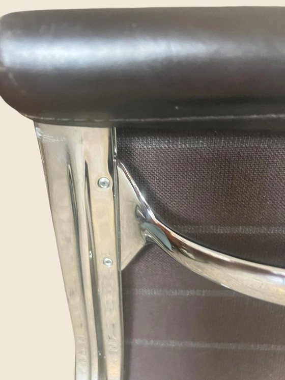 Image 1 of Original Vintage Vitra EA 105 hergestellt 1986. Ray und Charles Eams Drehstuhl mit dunkel braunem Lederbezug und Label.
