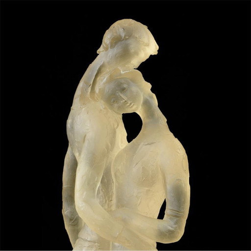 Sculpture en résine signée de style René Lalique représentant deux amoureux, 81 cm de haut