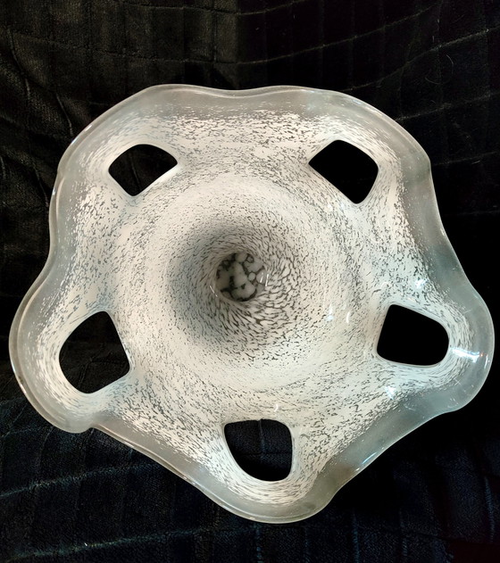 Image 1 of Jarrón de vidrio artístico con volantes y borde calado – 25 cm