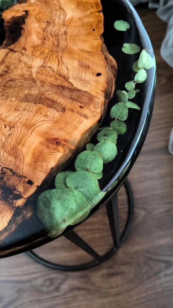 Image 1 of Handgemaakte bijzettafel van epoxyhars met populierenhout en eucalyptusbladeren – moderne, op de natuur geïnspireerde decoratie