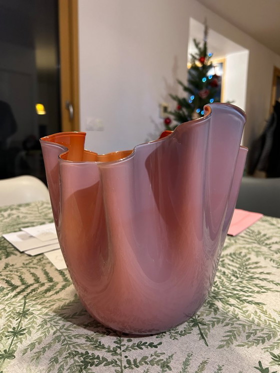 Image 1 of Venini Fazzoletto tweekleurige vaas, oranje binnenkant, ondoorzichtige roze buitenkant