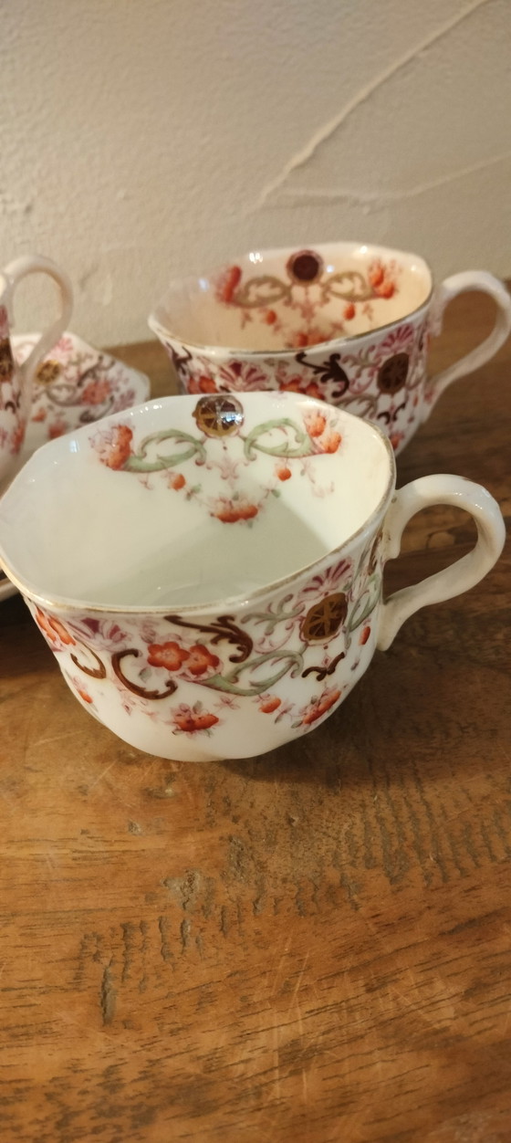 Image 1 of Tres tazas y platillos británicos de la colección de 1893-1894, octogonales, estilo Reina Ana.