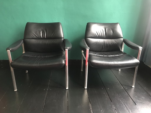 Twee leren loungestoelen