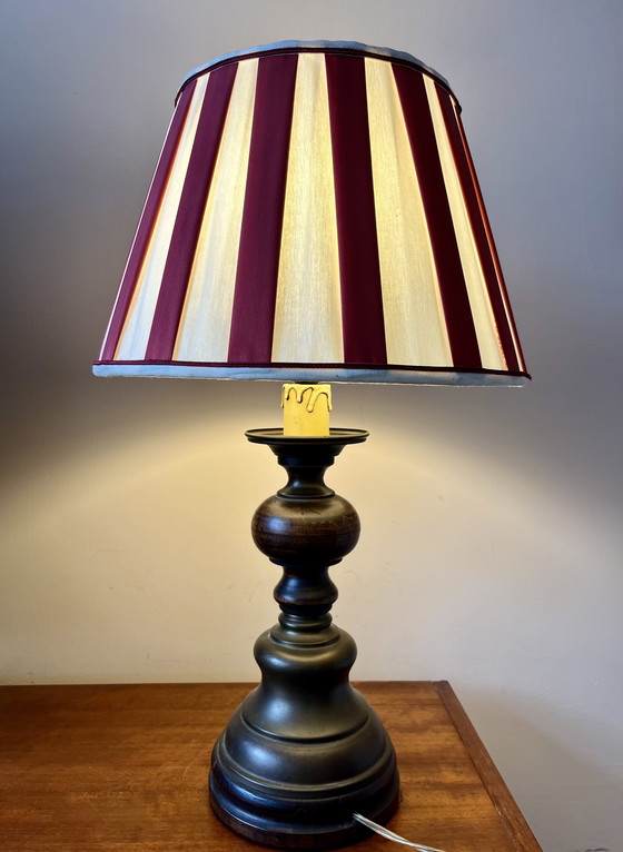 Image 1 of Tafellamp met houten/metalen voet en rood-wit gestreepte kap