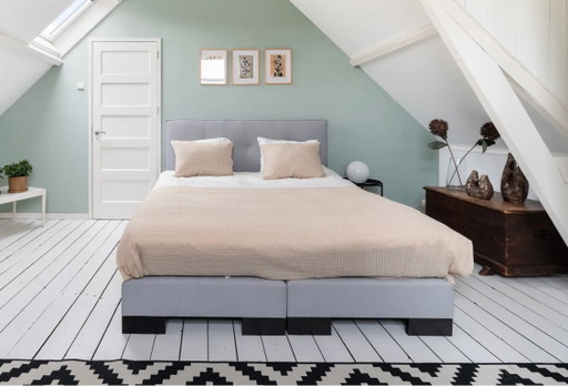 Cómoda cama doble Swiss Sense con somier y cabecero en buen estado.