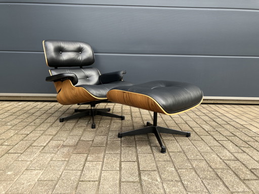 Vitra Eames Lounge Chair + Ottoman von 2007, Nussbaum furniert