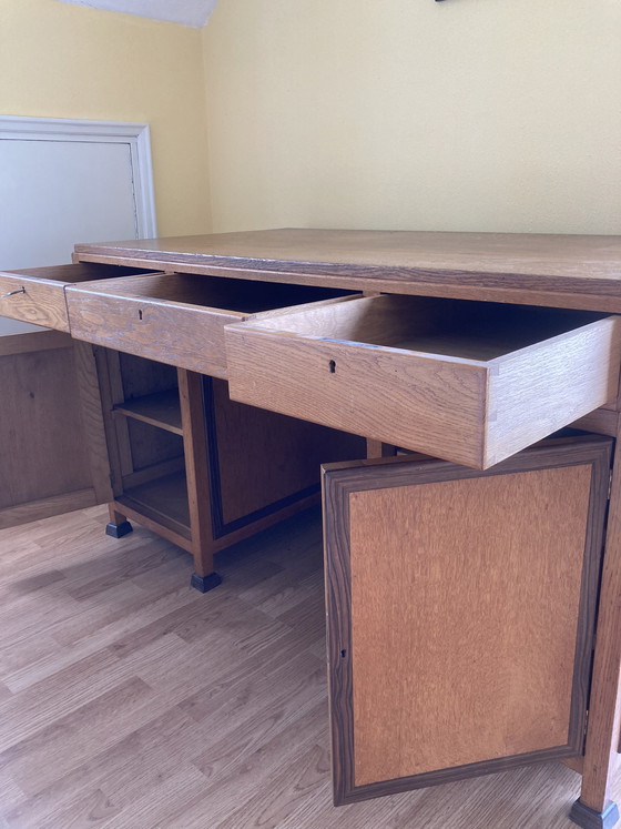 Image 1 of Escritorio de roble macizo con silla a juego.