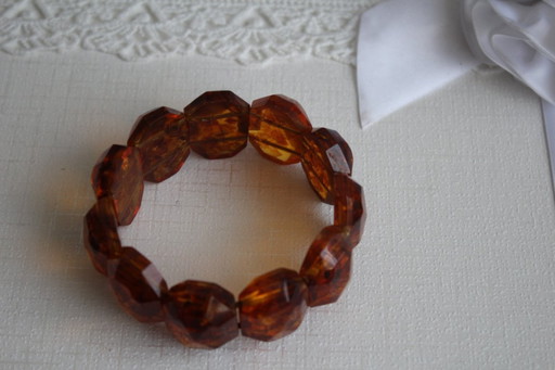 Bracciale in ambra, finemente lavorato, 46 ​​grammi di ambra color miele chiaro, stile Art Déco.