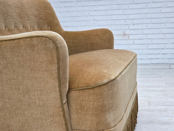 Image 1 of Sofá danés de 2 plazas, década de 1970, tapizado en terciopelo verde claro.