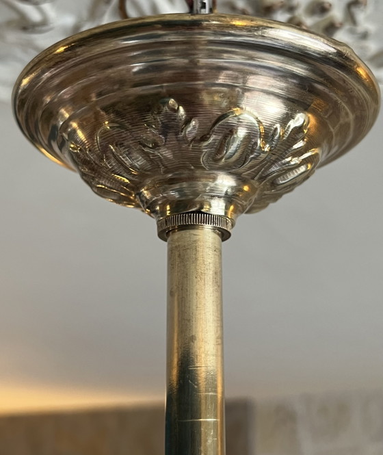 Image 1 of Lampadario Art Nouveau a quattro bracci in ottone e bronzo con globi in vetro satinato.