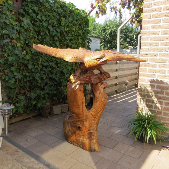 Image 1 of Magnifique grand oiseau de proie en bois massif sur un tronc d'arbre