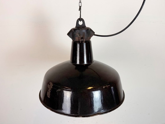 Image 1 of Industriële zwarte geëmailleerde fabriekslamp met gietijzeren bovenkant, jaren 50