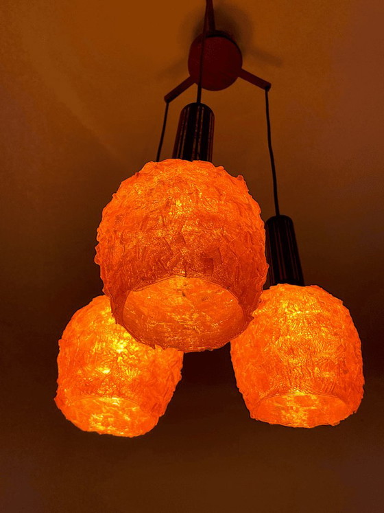Space Age Orange Lucite Spaghetti 3-Light Cascading Hanging Light Chandelier, 1970s – Wood (photo 6 of 11)