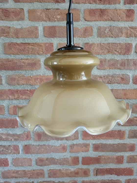Image 1 of Lampada a sospensione vintage in opalina con pieghe in massiccio marrone