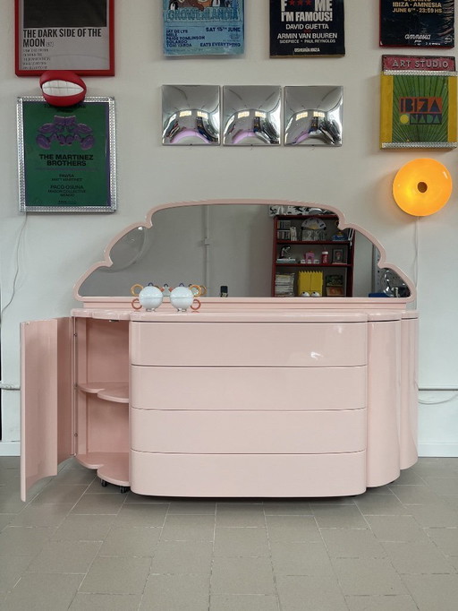 Lichtroze gelakte ladekast