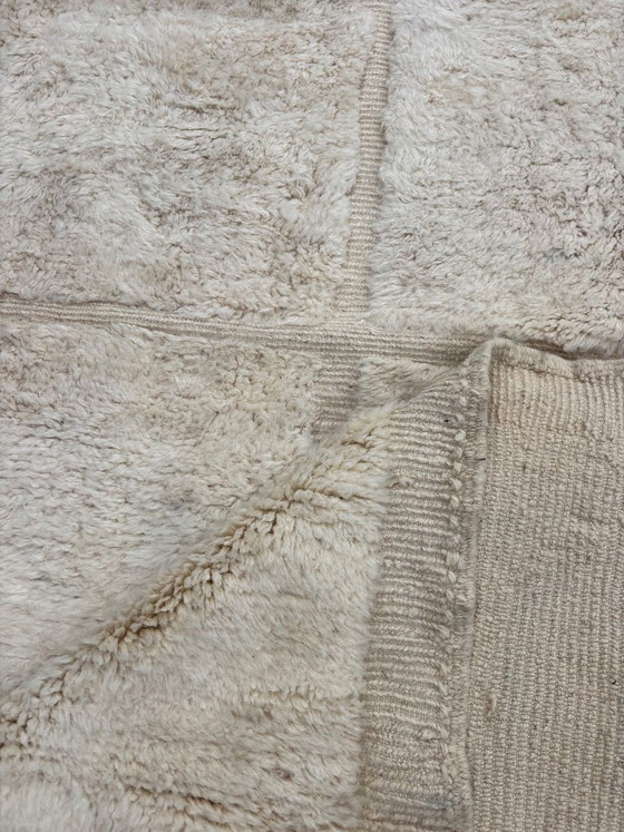 Image 1 of Extra groot Marokkaans Mrirt wollen tapijt 240x350 cm – Wit minimalistisch geometrisch ontwerp