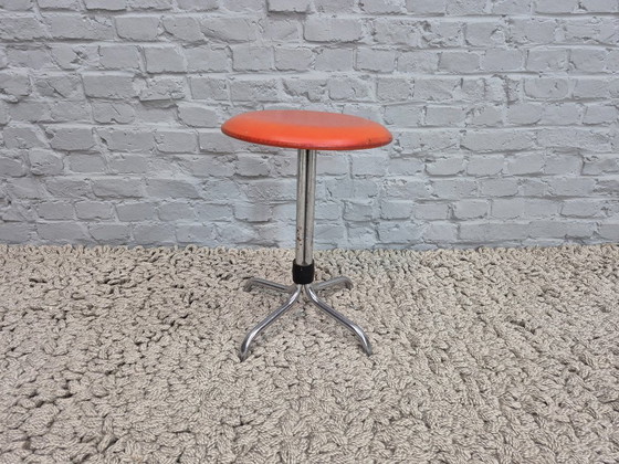 Image 1 of Sgabello basso da bar vintage singolo, in acciaio tubolare, similpelle arancione. Paesi Bassi, anni '60