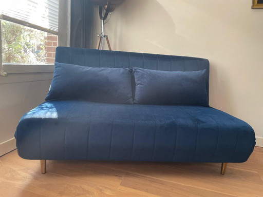 Velours fluwelen blauwe slaapbank van Made.com