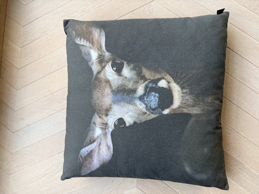 By Nord, groot donkergrijs/zw kussen met hertenkop
