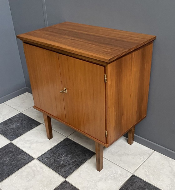 Image 1 of La parte superiore del giradischi/mobile audio può ruotare negli anni '60