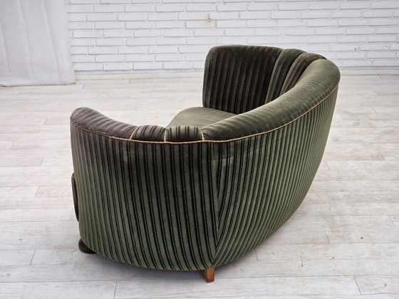 Dänisches 2-Sitzer-Gebogenes Sofa aus den 1960er Jahren, Bezug aus Velours, Eichenholz. – 2 Sitzer Sofas (photo 13 of 17)