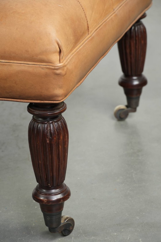 Image 1 of Grand pouf/table basse XXL en peau de mouton sur roulettes, de style Chesterfield anglais classique.