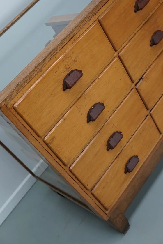 Image 1 of Antieke Britse Esdoorn- en Eikenhouten Fourniturenkast / Winkeltoonbank, 1920/30s