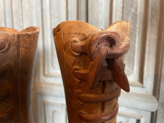 Image 1 of Botas antiguas victorianas hechas con troncos de árboles, siglo XIX