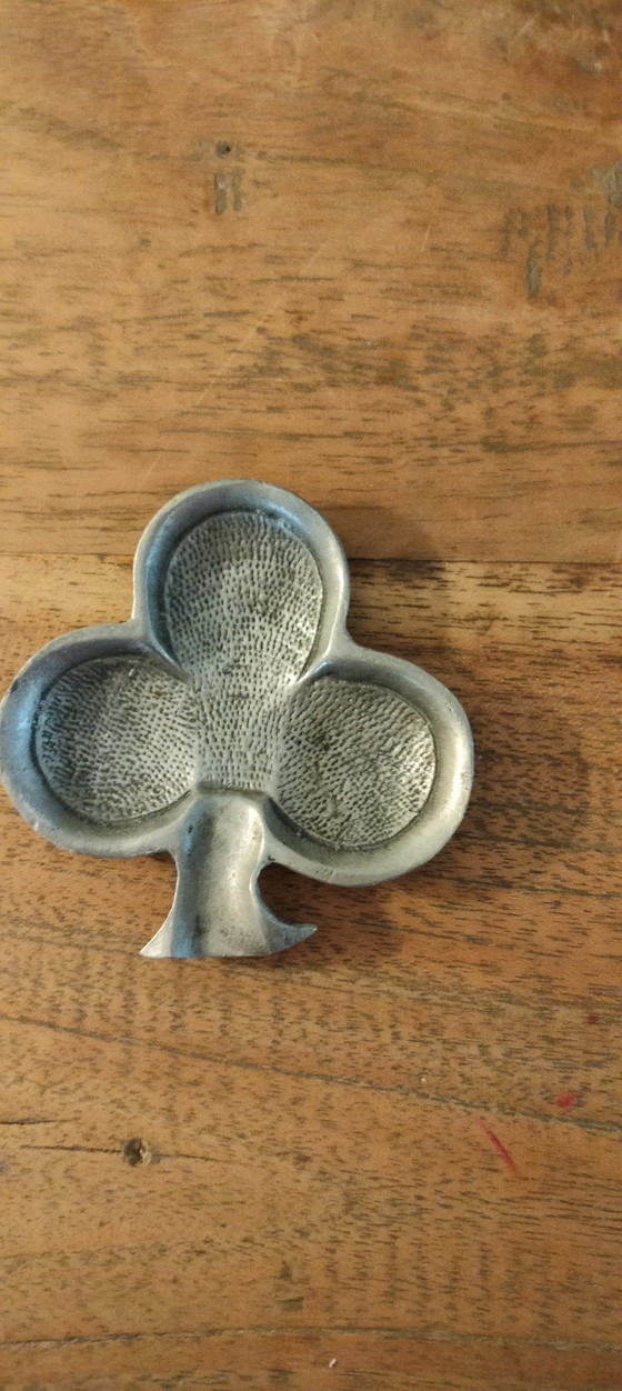 Image 1 of Mini Set Van 4 Asbakjes Met Kaartfiguren Voor Liefhebbers Van Kaarten Uit De Jaren '50/'60 Van E.Warnant Uit Tin Gemaakt