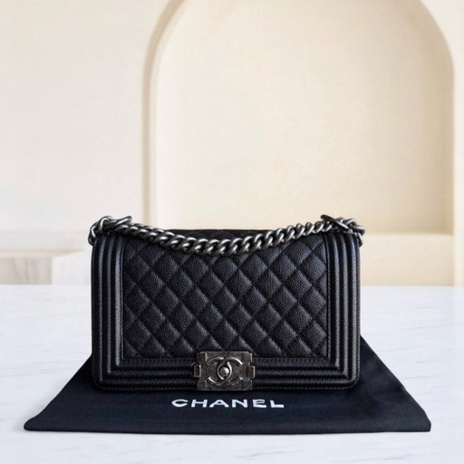 Chanel Boy Medium – Gestepptes, genarbtes Kalbsleder in Caviar-Optik, schwarze Ruthenium-silberne Beschläge, Serie 20