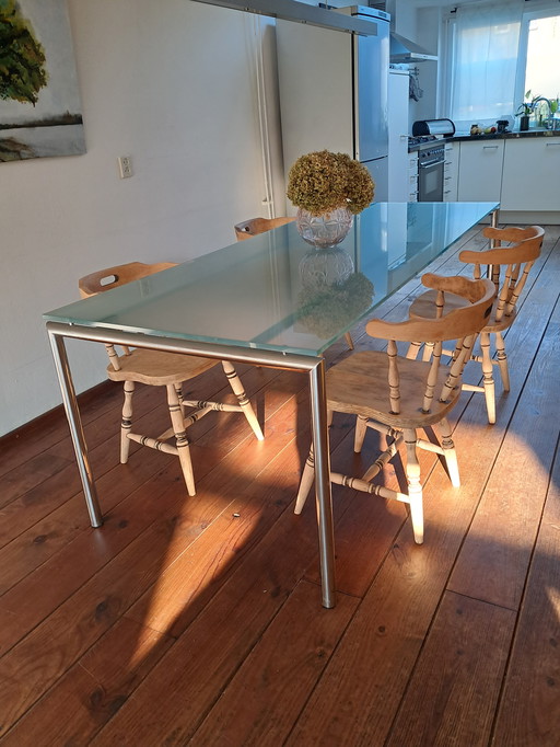 Matt glass dining table from De Bijenkorf