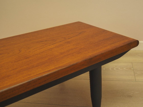 Aparador de teca con patas cónicas oscuras, mesa consola baja danesa, década de 1970. – Wood (photo 12 of 13)
