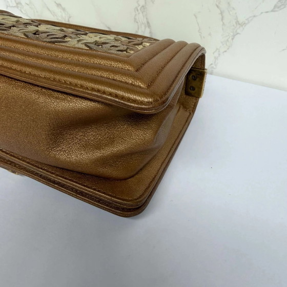 Chanel petit sac Boy à rabat en agneau matelassé métallique avec CC entrelacés – Sacs a bandouliere, Cuir (photo 15 of 16)