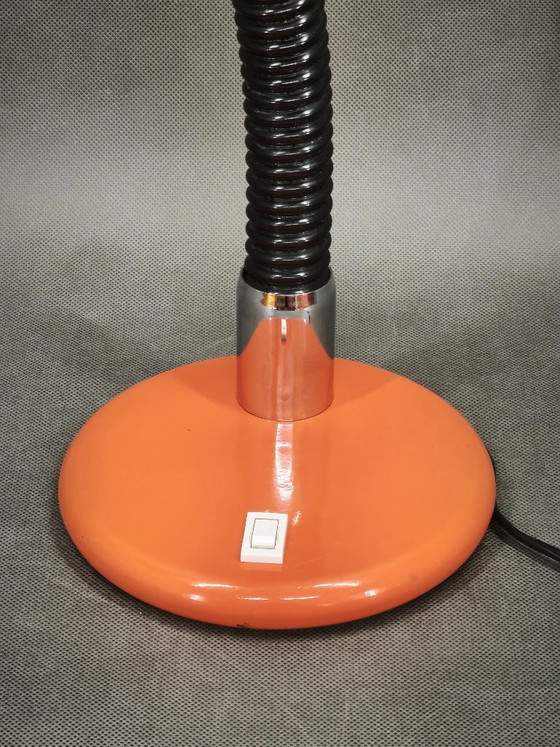 Lampe de table italienne orange Space Age réglable à col de cygne des années 1970 – Métal, Plastique (photo 9 of 11)