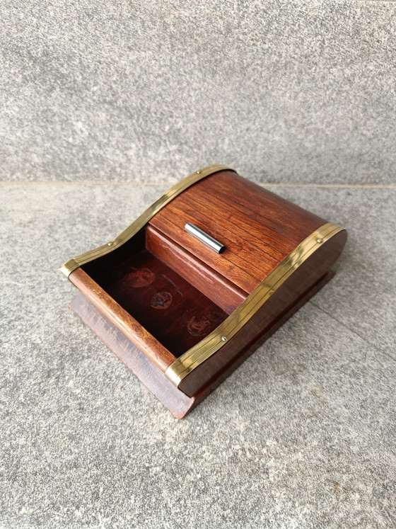 Image 1 of Vintage houten sigarettendoos / sigarettendispenser van hout en messing, Italië jaren 60.