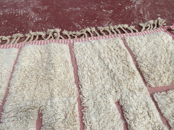 Image 1 of Beni Ourain tapijt 246x160 cm – Crème & roze geometrisch Marokkaans wollen tapijt – Handgemaakt Berber tapijt